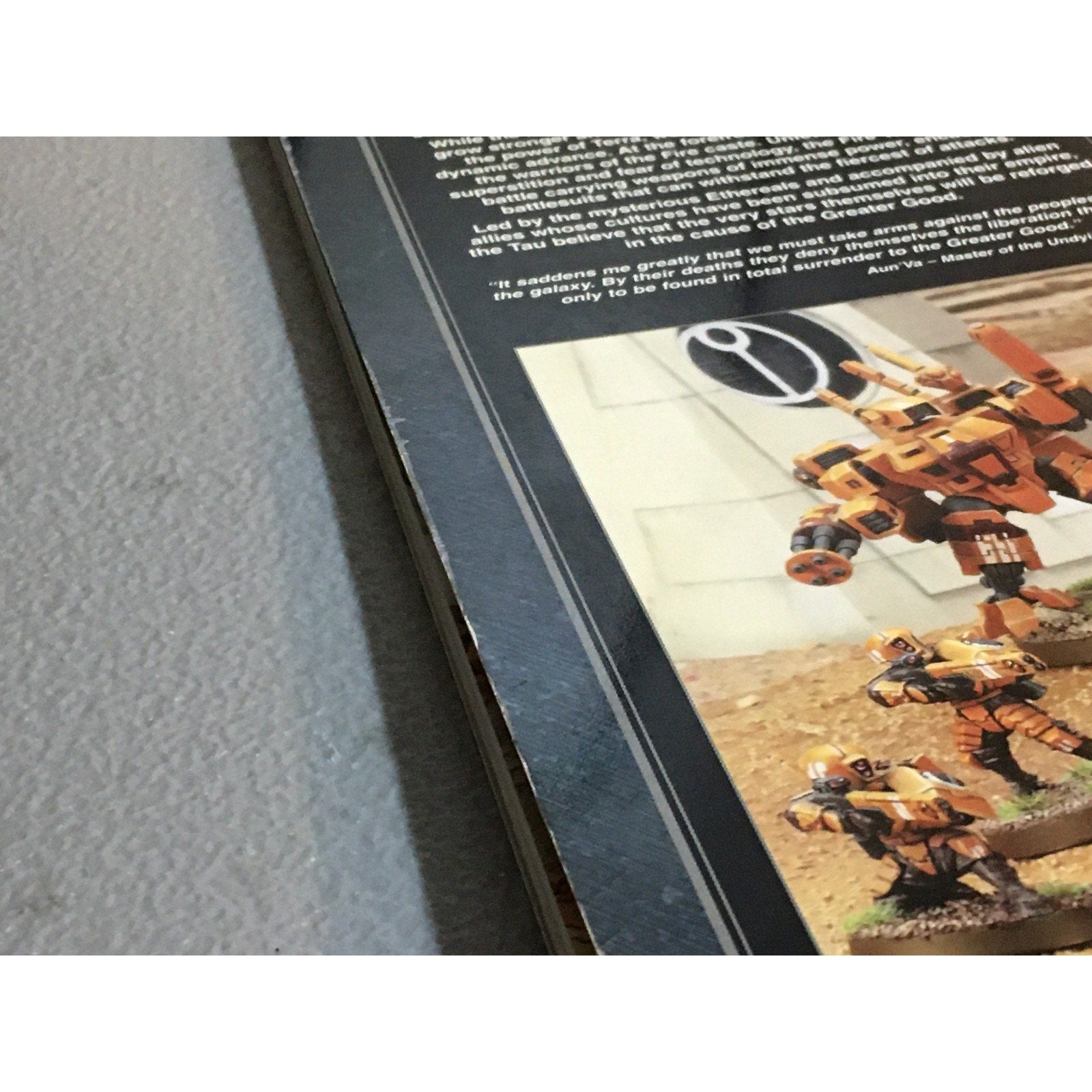 BOOK GAMES WORKSHOP WARHAMMER 40K TAU EMPIRE 4TH ED SB USED