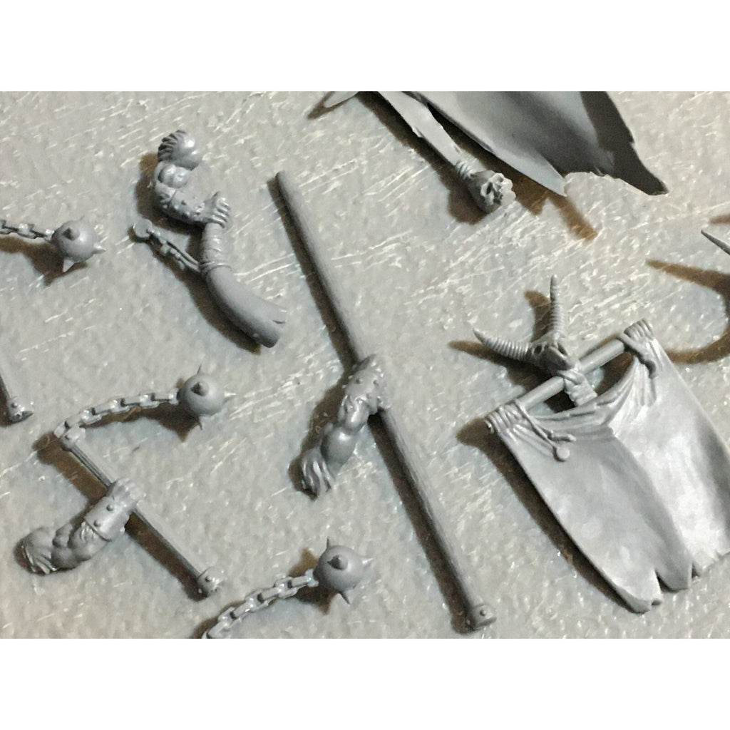 A23130 WARHAMMER FANTASY CHAOS BEASTMEN BITS LOT GORS BANNERS ARMS GW