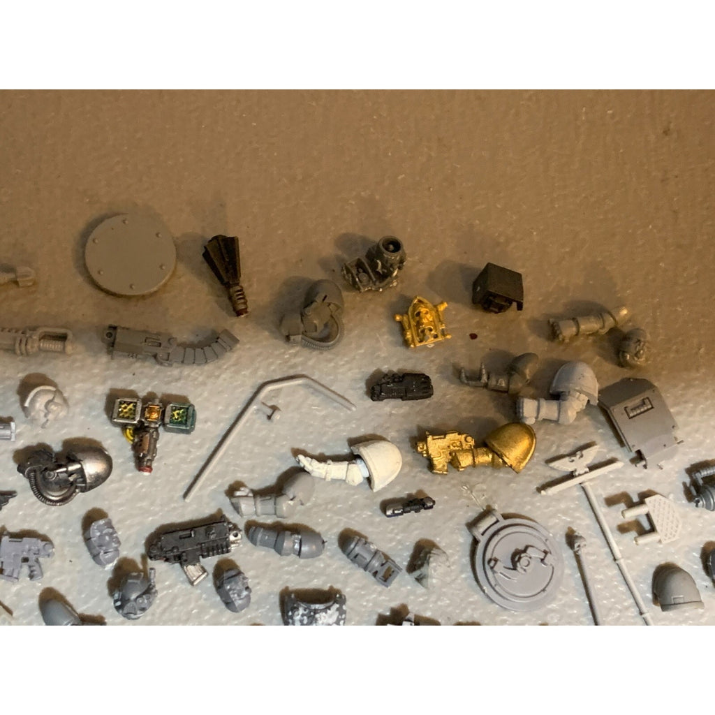 A23320 WARHAMMER 40K SPACE MARINES BITS LOT ARMS GUNS HEADS PADS GAMES WORKSHOP
