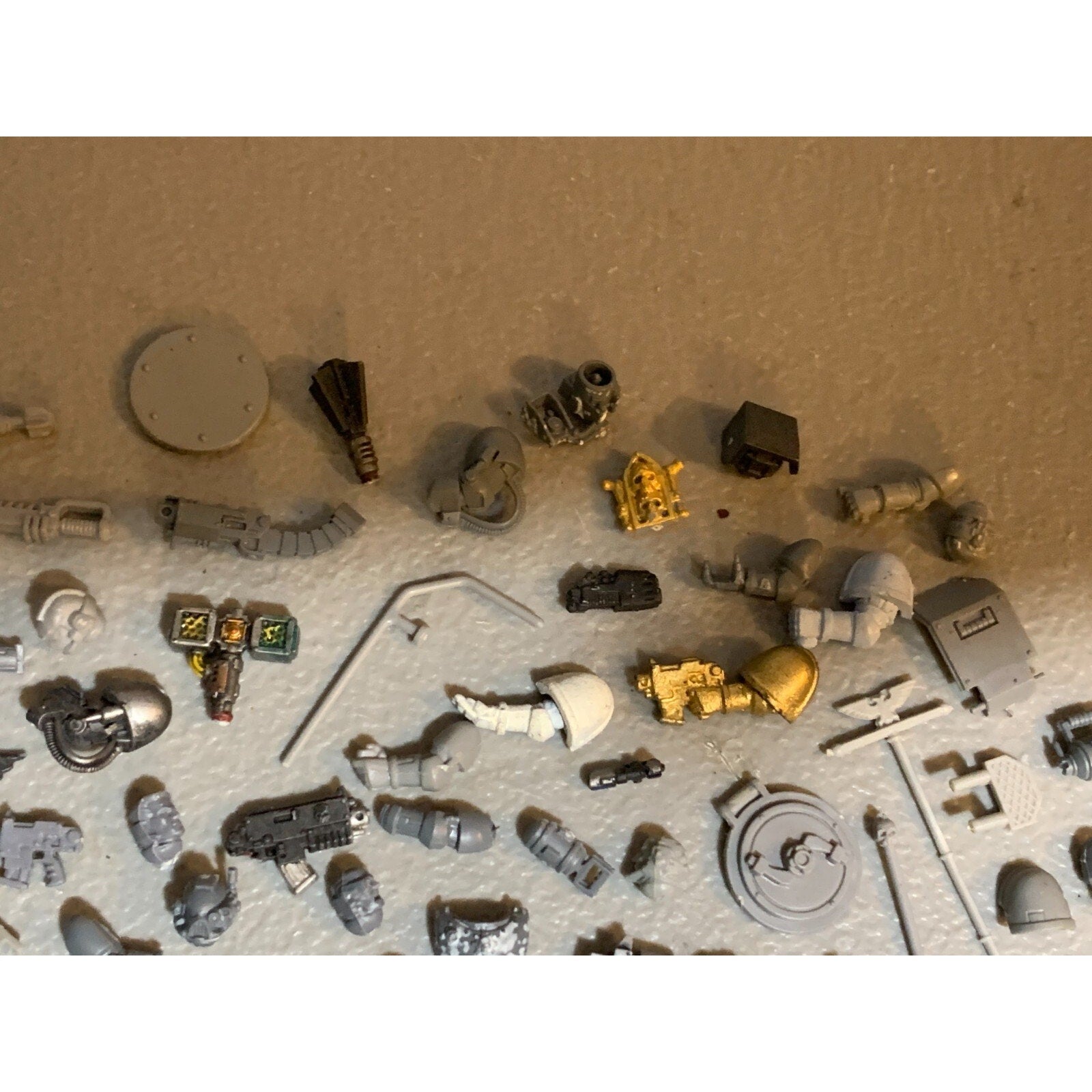 A23320 WARHAMMER 40K SPACE MARINES BITS LOT ARMS GUNS HEADS PADS GAMES WORKSHOP