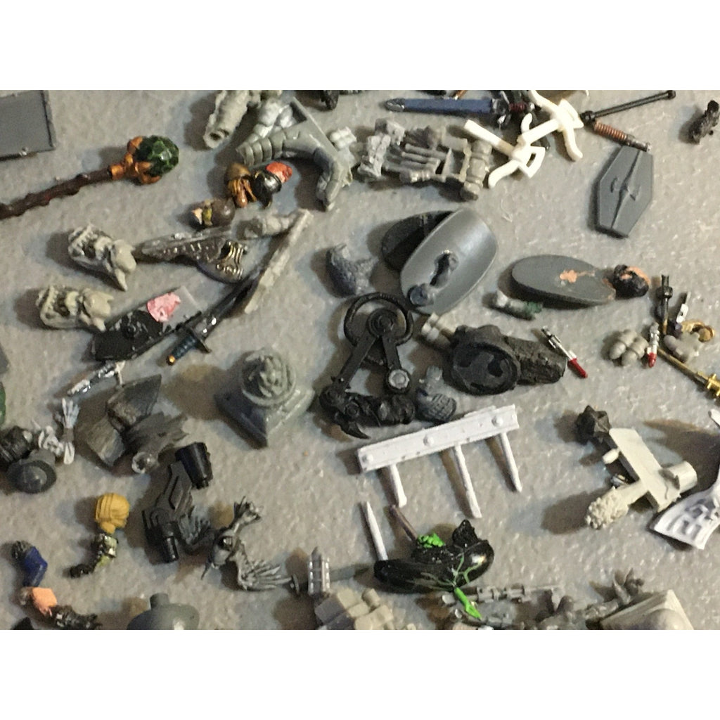 A32579 UNKNOWN PLASTIC MINIATURES BITS LOT FANTASY SCI-FI FUTURISTIC