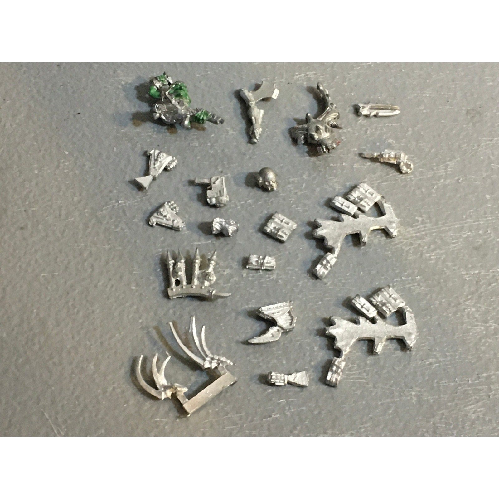 A32577 WARHAMMER 40K MIXED RANDOM BITS LOT ALL METAL POUCH HOLSTER GW