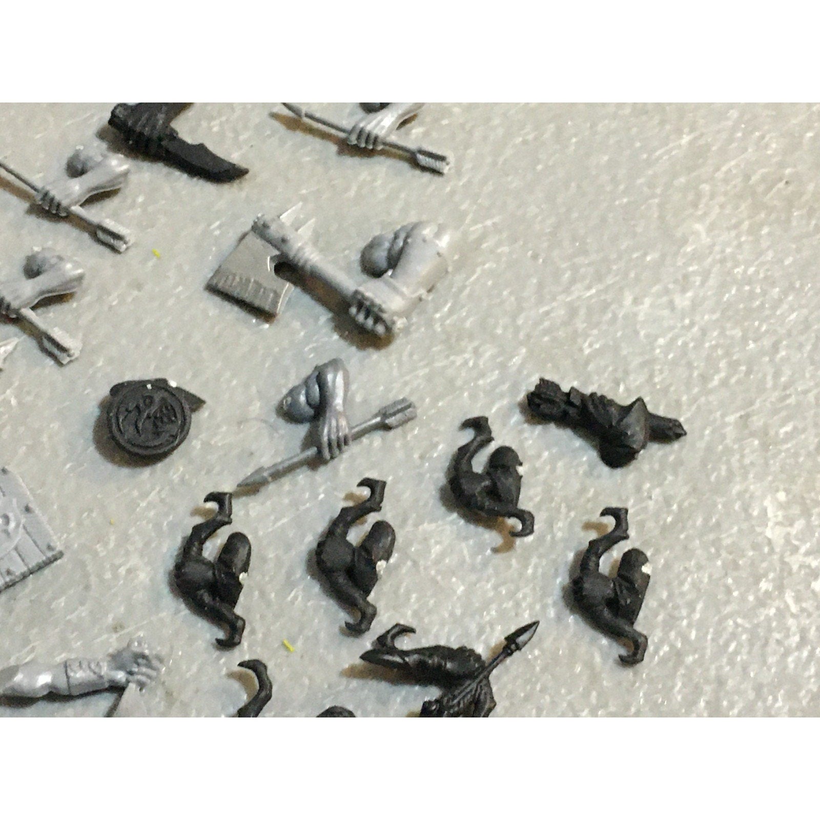 A27514 WARHAMMER FANTASY ORCS & GOBLINS BITS LOT SHIELDS BOWS HEADS GW