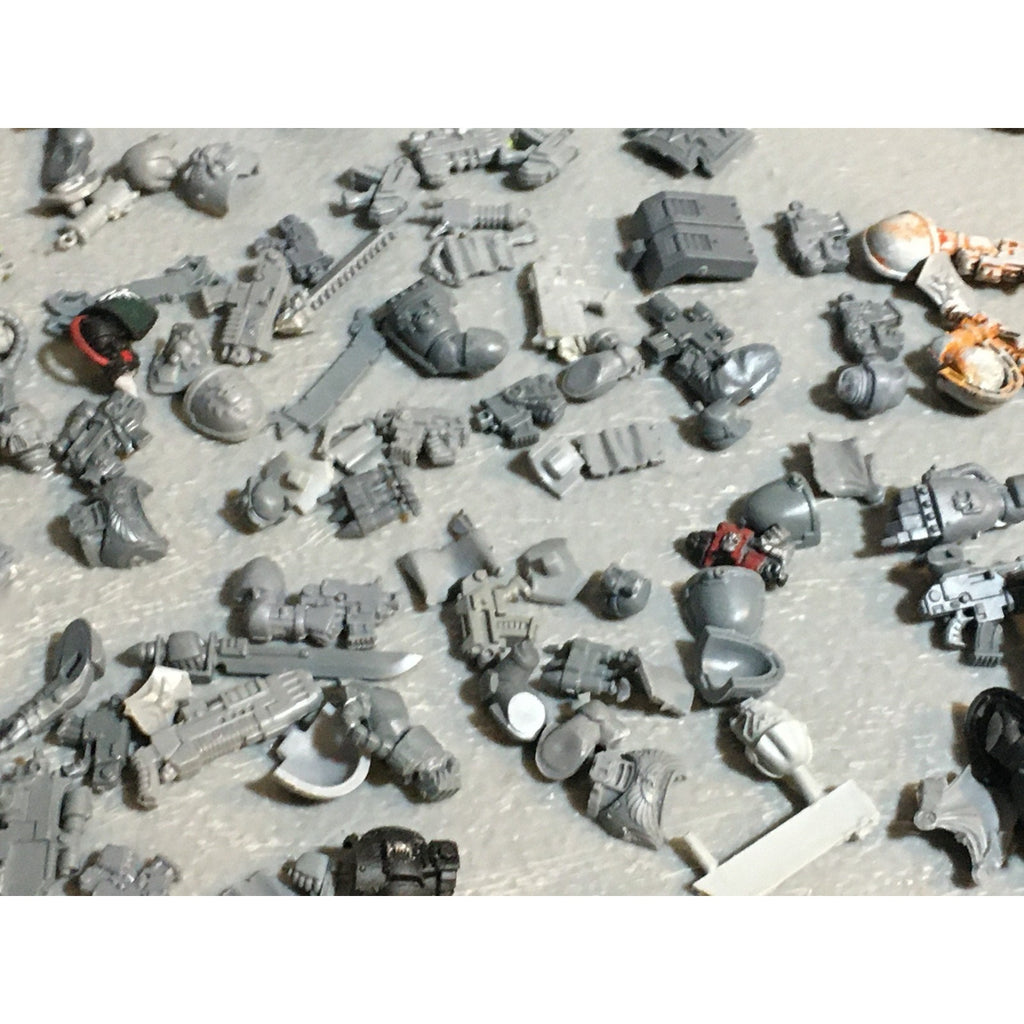 A24528 WARHAMMER 40K SPACE MARINES BITS LOT MIXED HEADS ARMS TANK GW