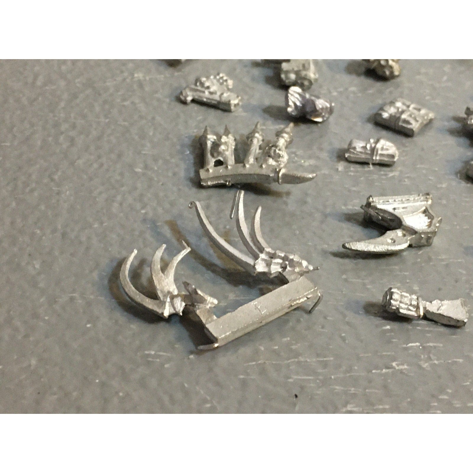 A32577 WARHAMMER 40K MIXED RANDOM BITS LOT ALL METAL POUCH HOLSTER GW
