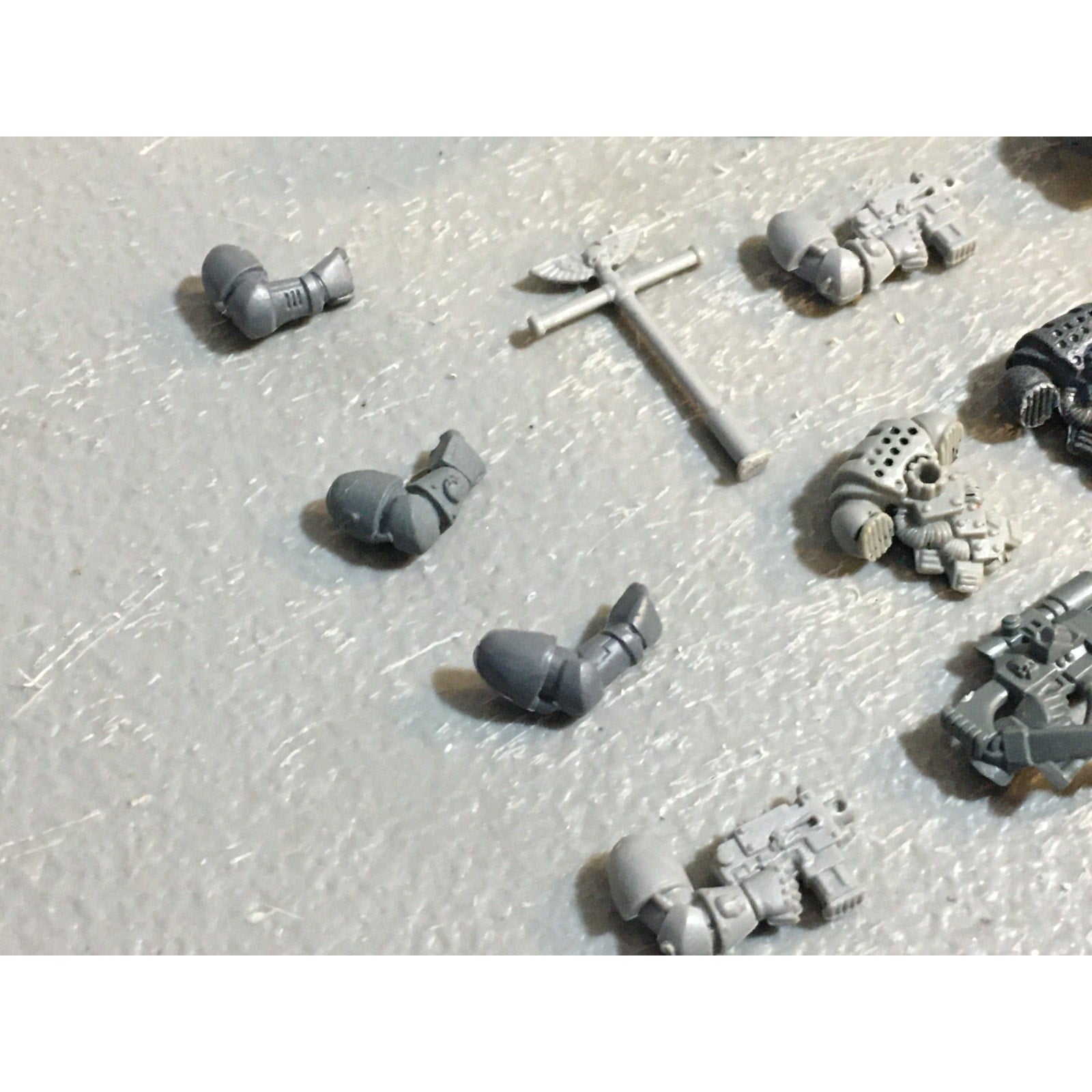 A27541 WARHAMMER 40K SPACE MARINES BITS LOT ARMS GUNS BANNER POLE GW
