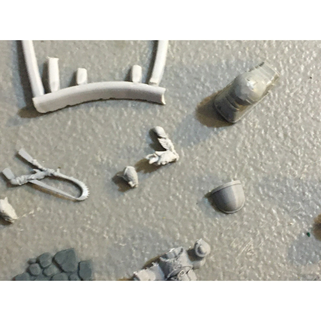 A32587 UNKNOWN PLASTIC MINIATURES BITS LOT SPACE SOLDIER MECH FEET ELF HEADS