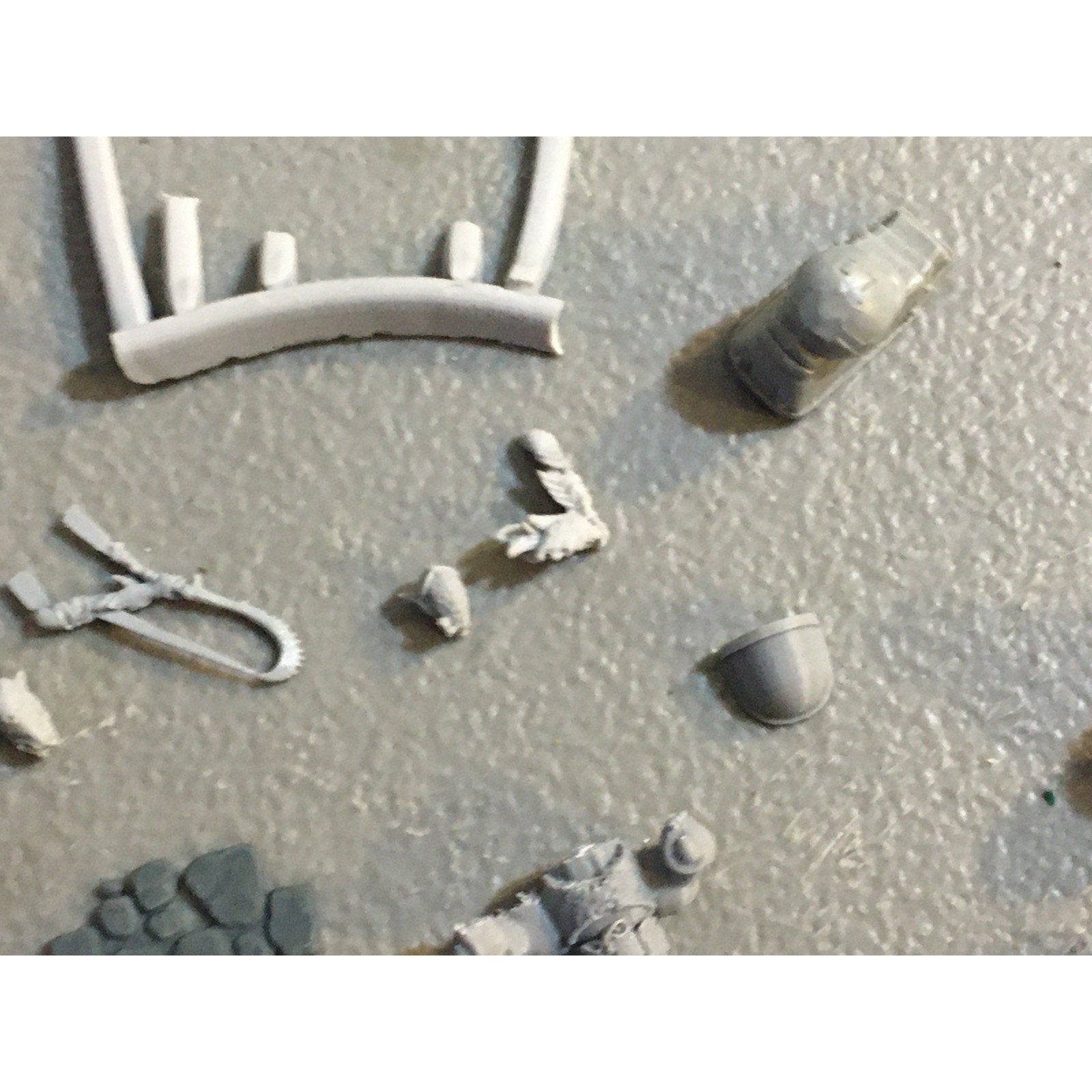 A32587 UNKNOWN PLASTIC MINIATURES BITS LOT SPACE SOLDIER MECH FEET ELF HEADS