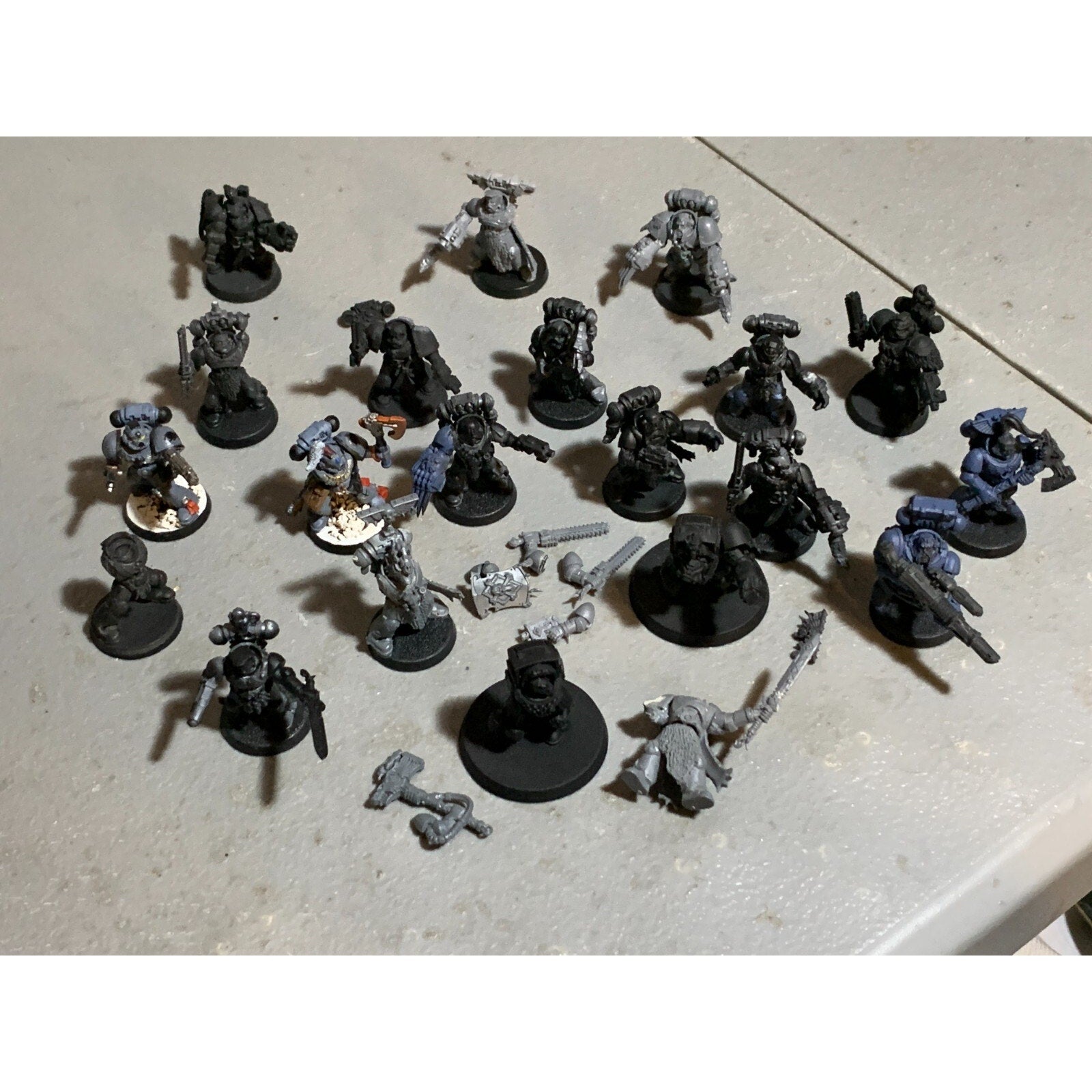 A23308 WARHAMMER 40K SPACE MARINES SPACE WOLVES BITS LOT INC ARMS HEADS SHOULDER