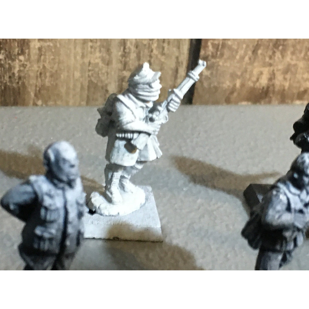 A30869 UNKNOWN METAL MINIATURES SOLDIERS INFANTRY WWII? WWI? TABLE TOP WAR GAMES