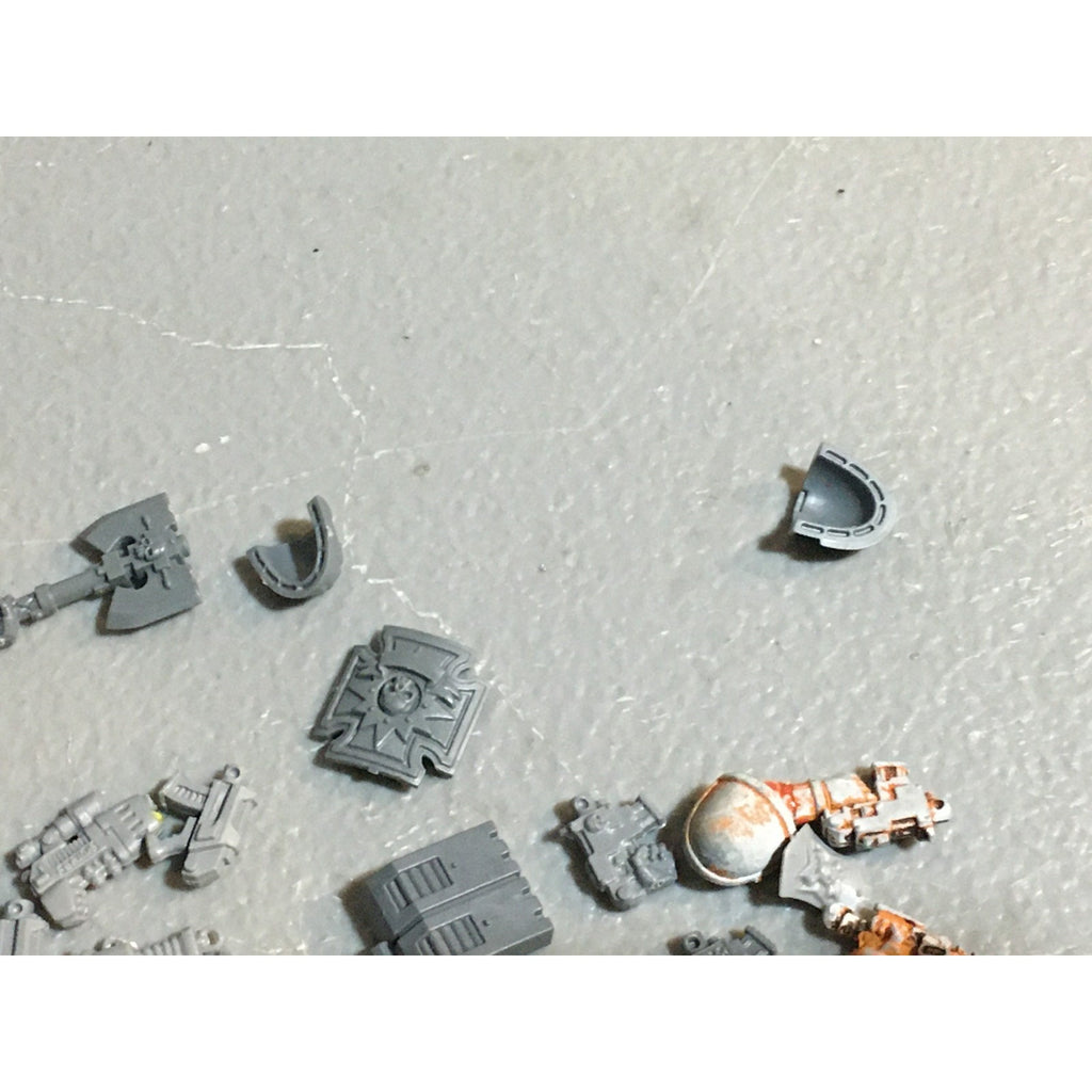 A24528 WARHAMMER 40K SPACE MARINES BITS LOT MIXED HEADS ARMS TANK GW