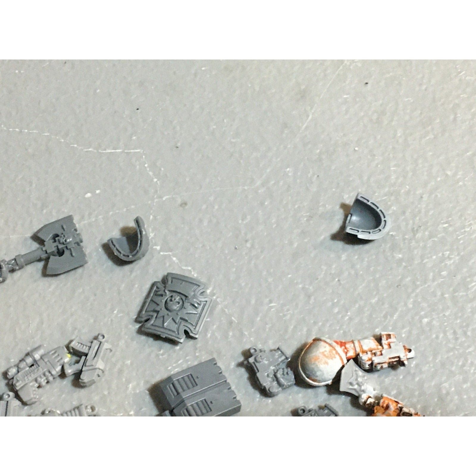 A24528 WARHAMMER 40K SPACE MARINES BITS LOT MIXED HEADS ARMS TANK GW