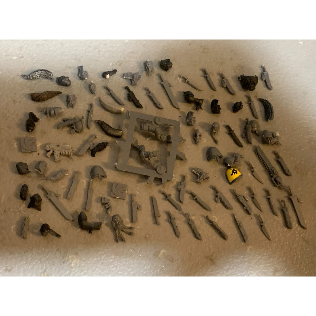 A23325 WARHAMMER 40K SPACE MARINES BITS LOT SPACE WOLVES HEADS TAILS KNIVES GW