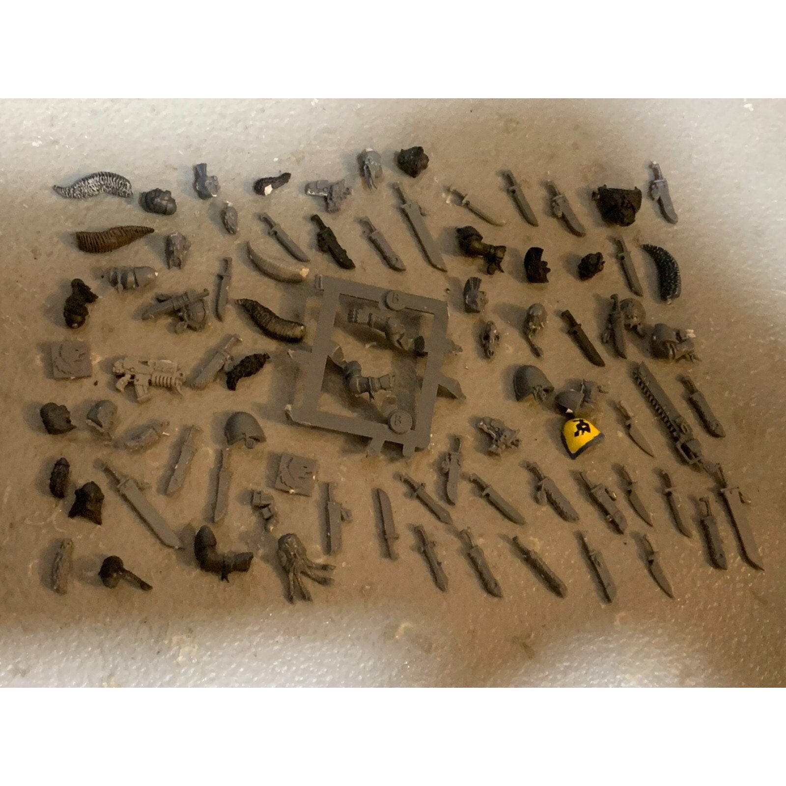 A23325 WARHAMMER 40K SPACE MARINES BITS LOT SPACE WOLVES HEADS TAILS KNIVES GW