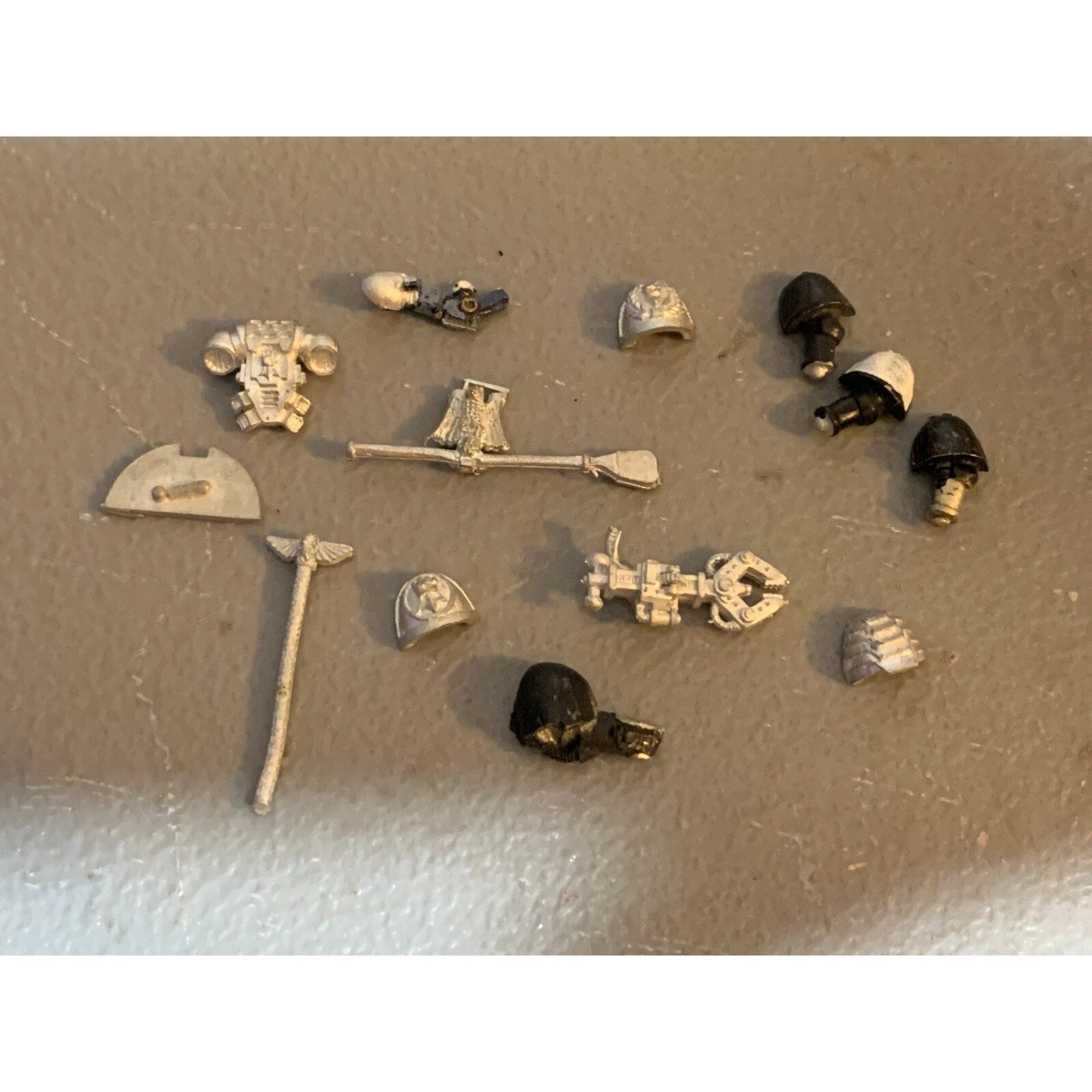 A23297 WARHAMMER 40K SPACE MARINES BITS LOT METAL FISTS INC FLAG POLE STANDARD