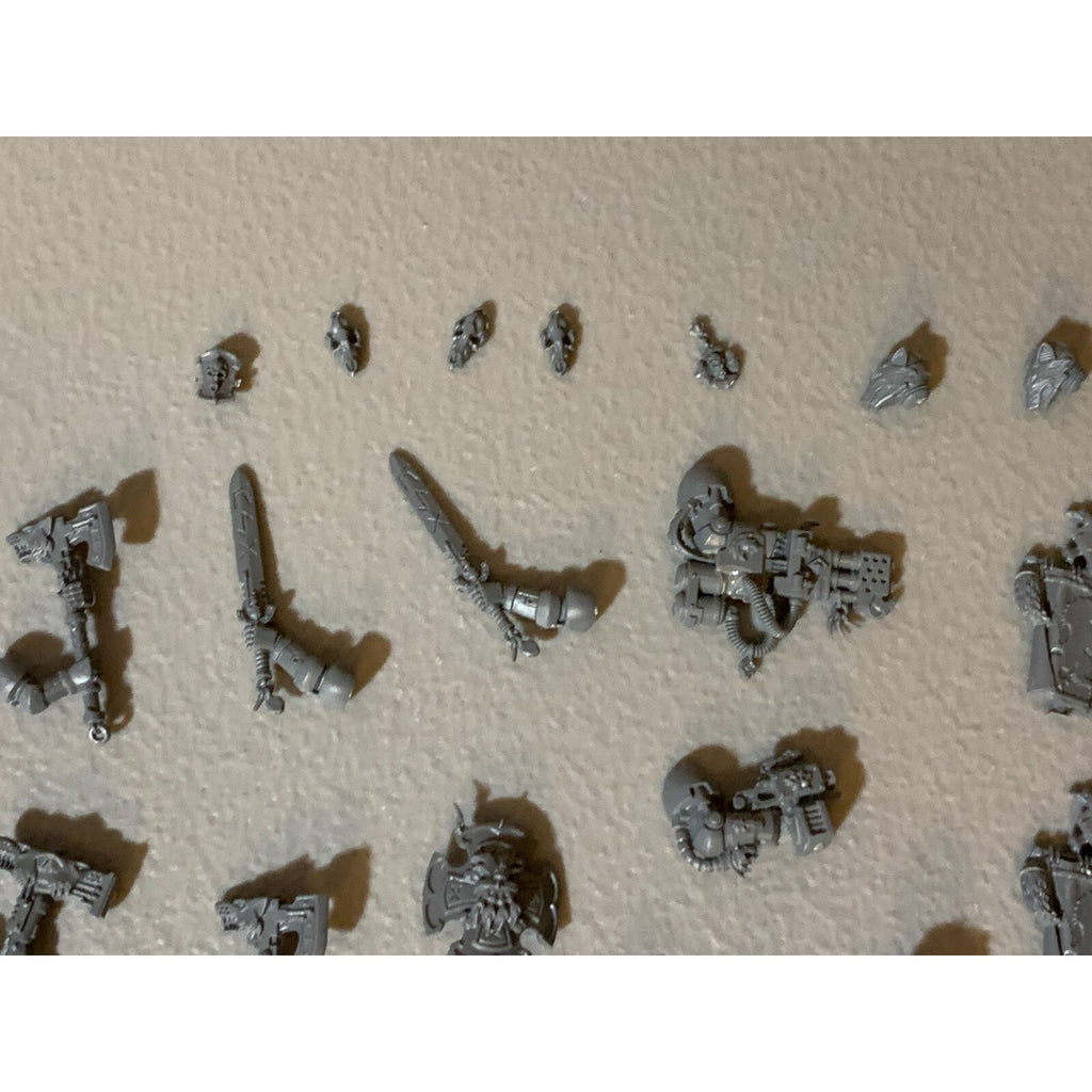 A23060 WARHAMMER 40K MARINES SPACE WOLVES HUGE BITS LOT HEADS ARMS HAMMERS GUNS