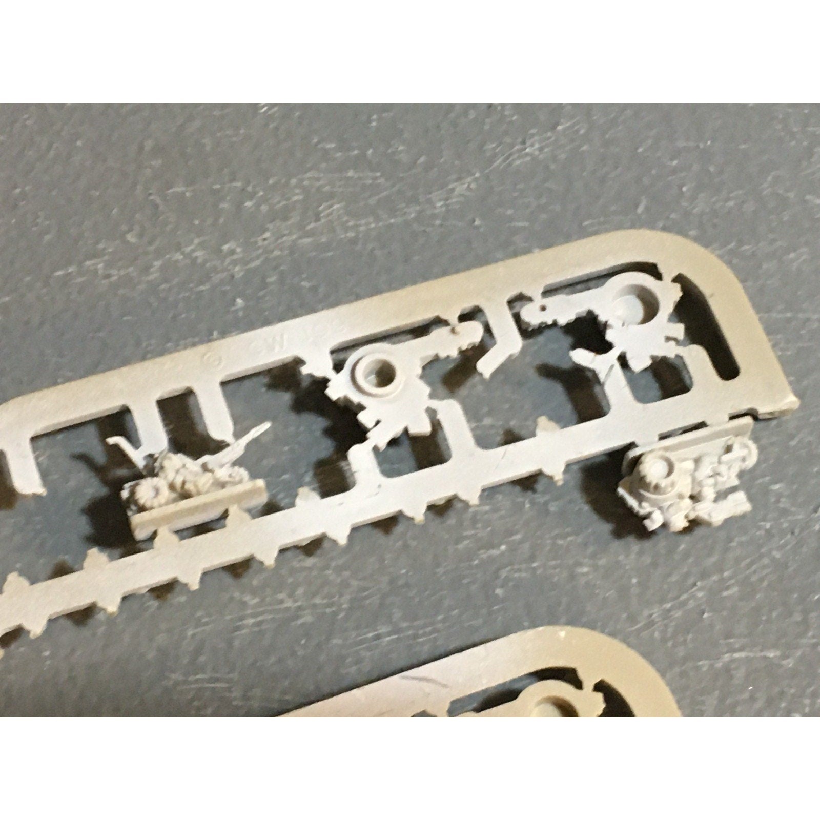 A24559 EPIC 40K SPACE MARINES SQUATS TRIKES THUDD GUNS ON SPRUE GW