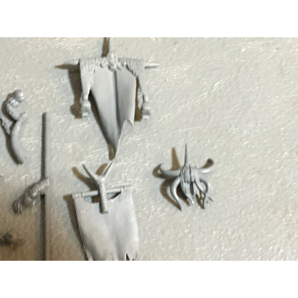 A23130 WARHAMMER FANTASY CHAOS BEASTMEN BITS LOT GORS BANNERS ARMS GW