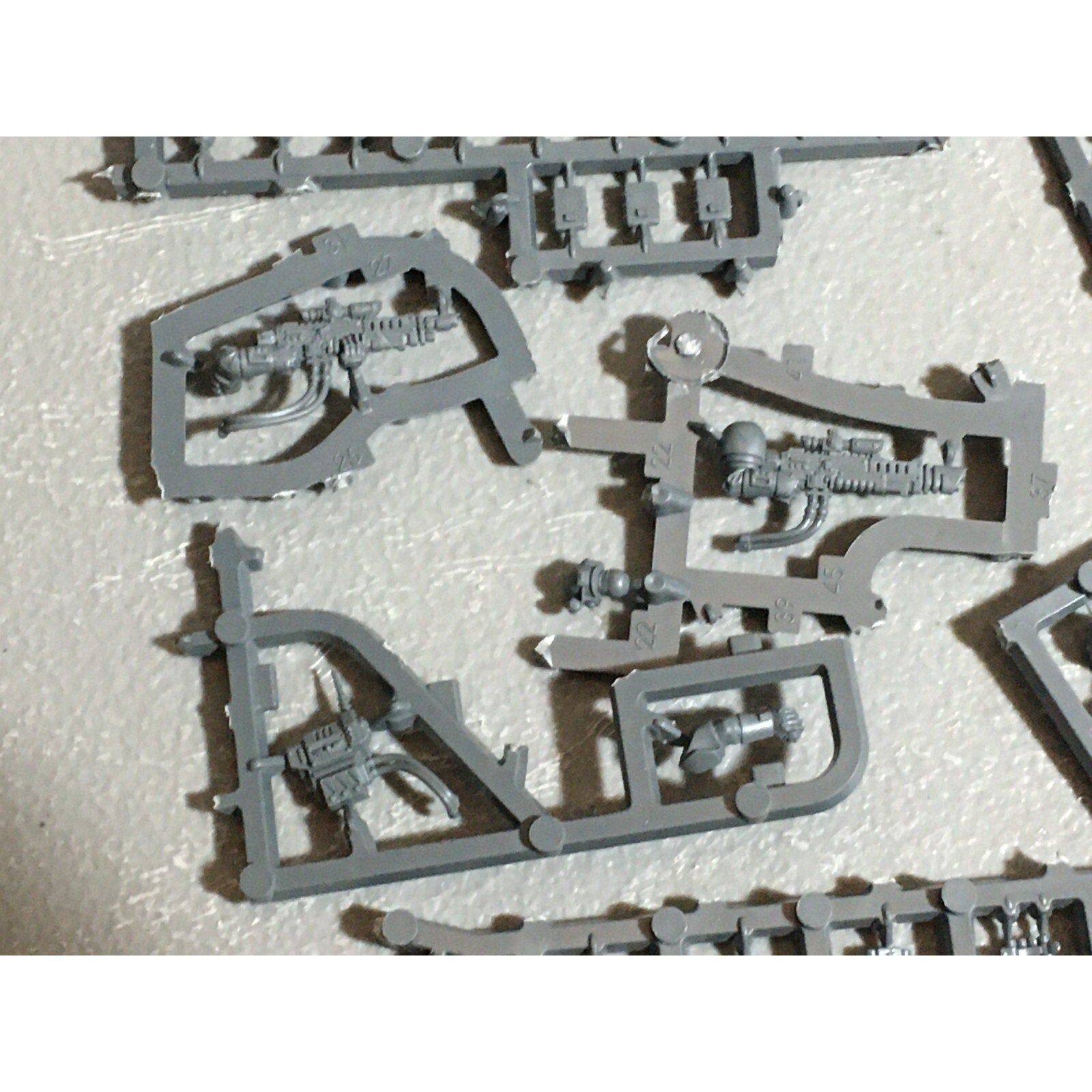 A20989 WARHAMMER 40K ASTRA IMPERIAL GUARD BITS ON SPRUE LOT SCIONS HEADS ACCESSO