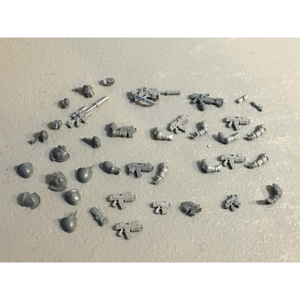 A29482 WARHAMMER 40K SPACE MARINES BITS LOT ARMS BOLTERS HEADS GW