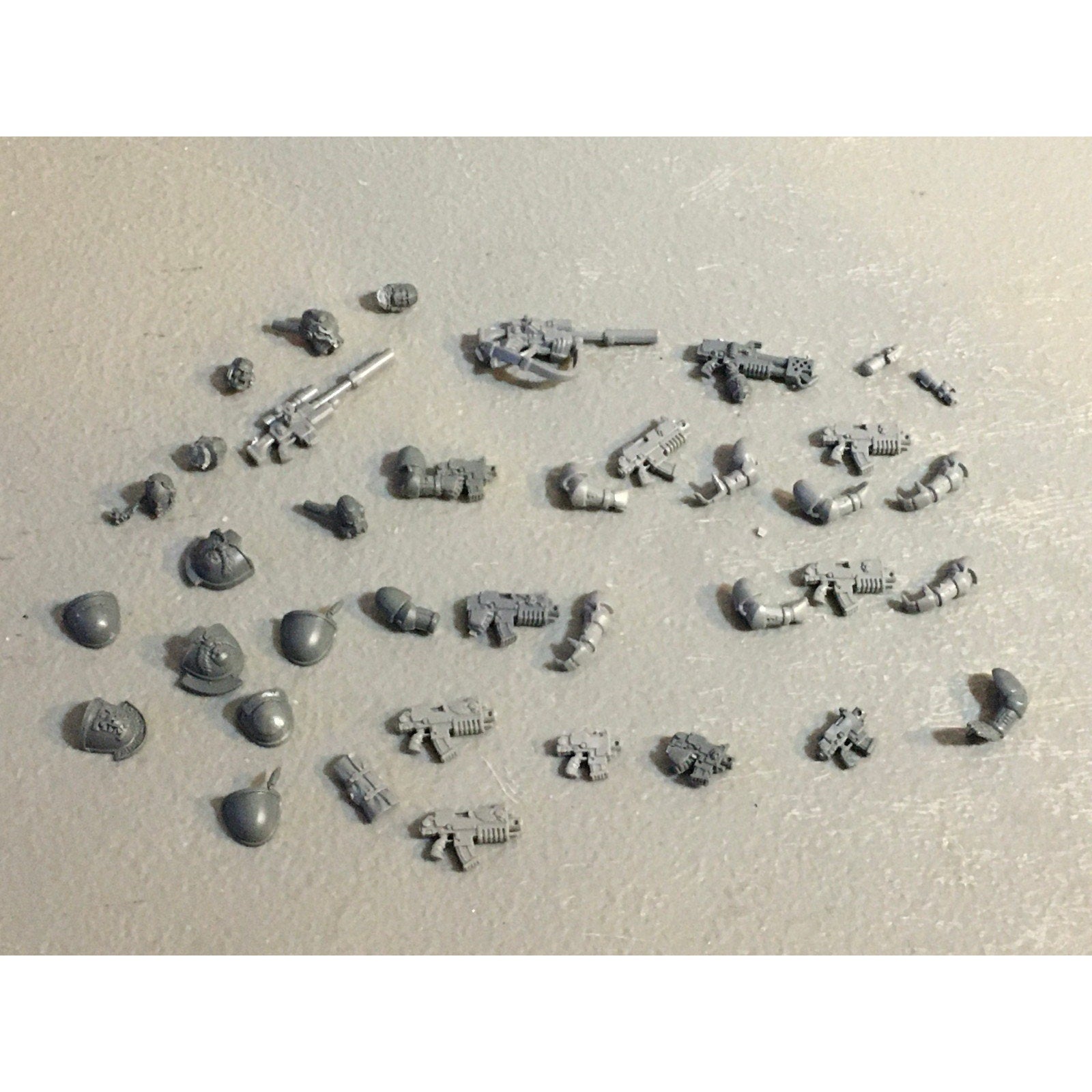 A29482 WARHAMMER 40K SPACE MARINES BITS LOT ARMS BOLTERS HEADS GW