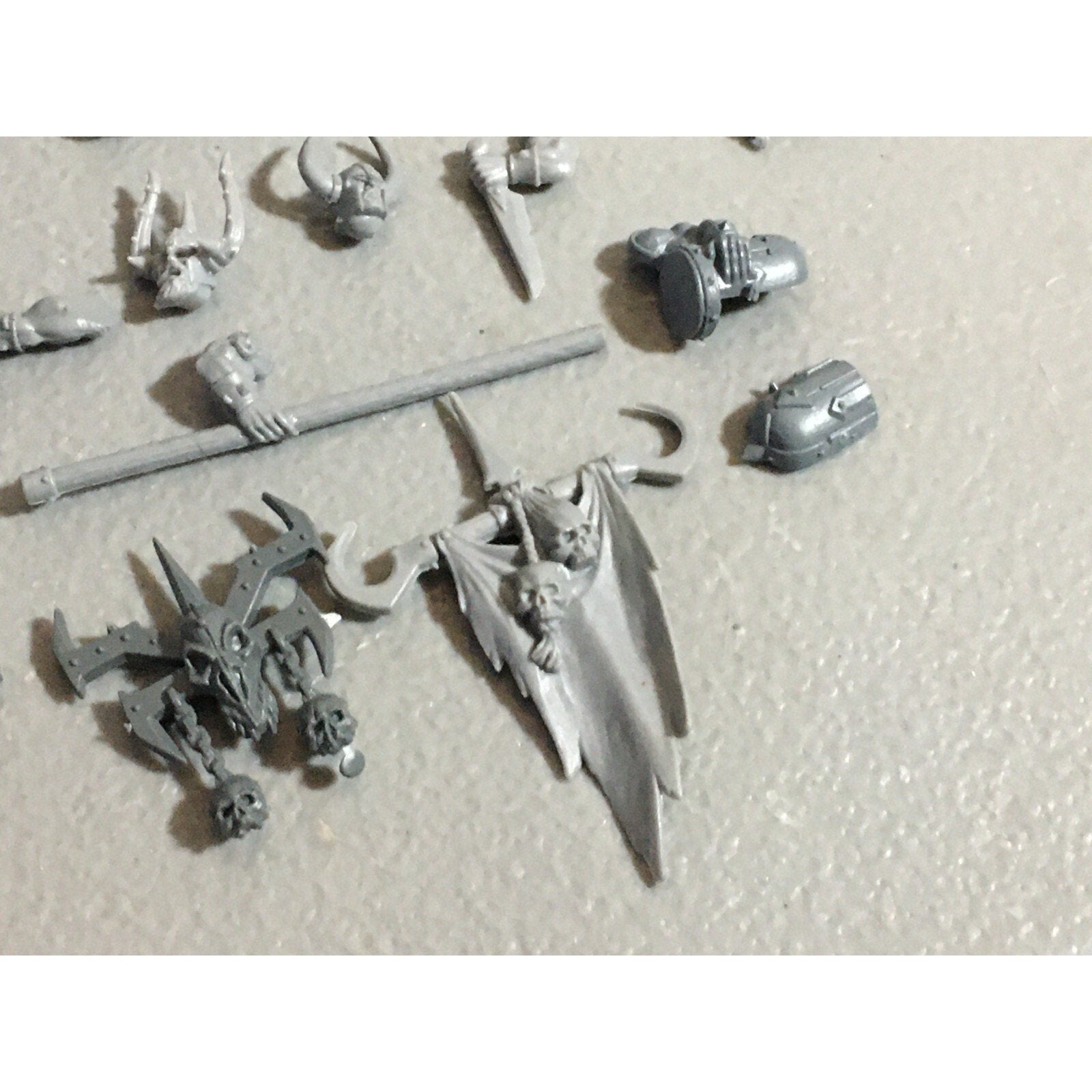 A22181 WARHAMMER FANTASY CHAOS MORTALS BITS LOT MIXED MARAUDER COMMAND & ARMS GW