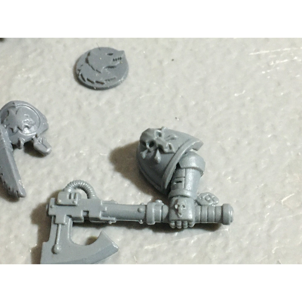 A22561 WARHAMMER 40K SPACE MARINES WOLVES BITS LOT BANNER ACCESSORY SHIELD GW