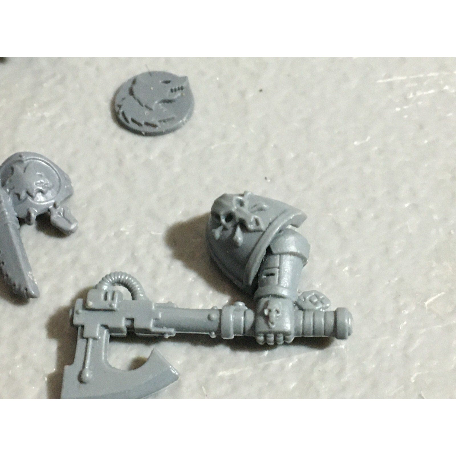 A22561 WARHAMMER 40K SPACE MARINES WOLVES BITS LOT BANNER ACCESSORY SHIELD GW