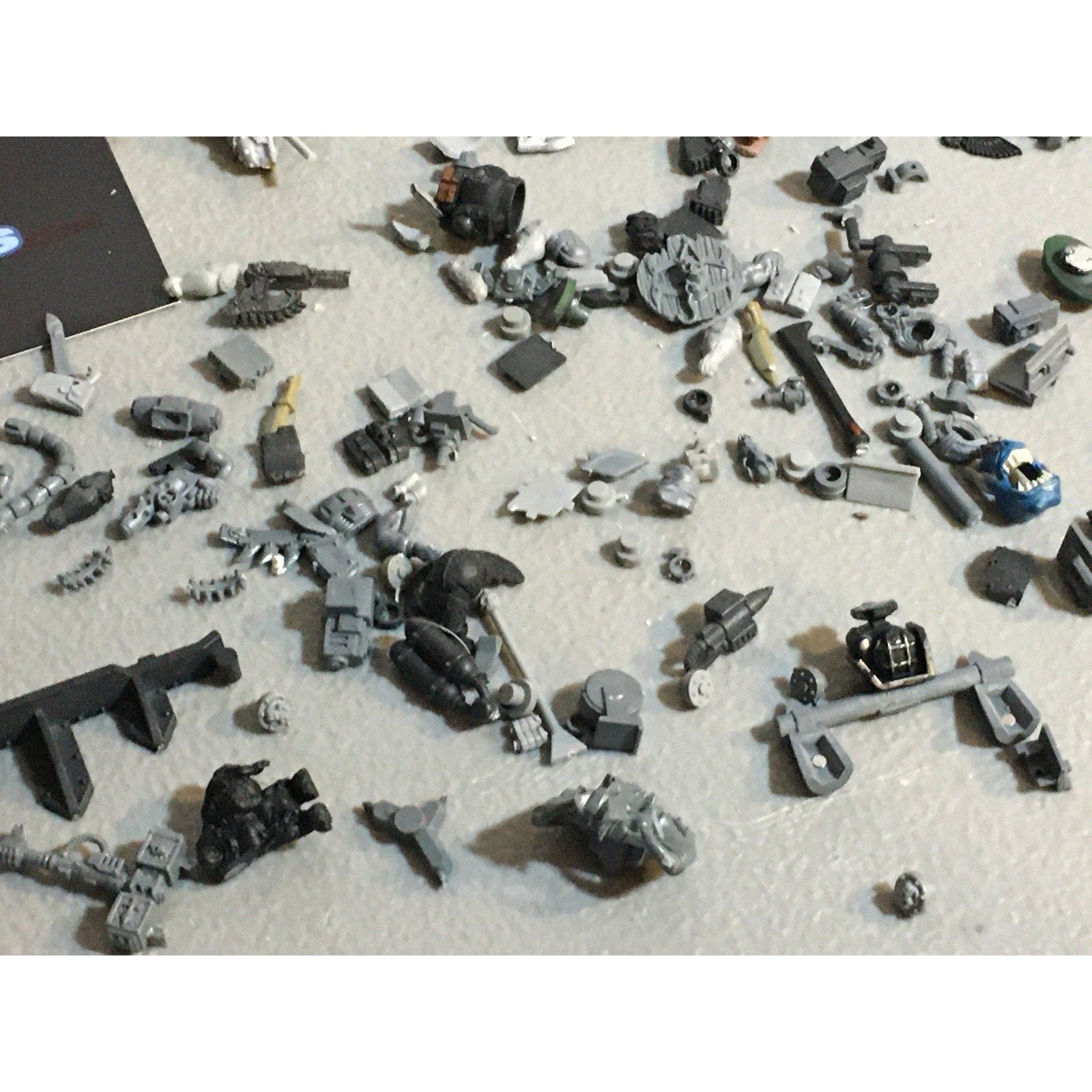A33600 WARHAMMER FANTASY 40K MIXED BITS LOT SPACE MARINES ORKS CHAOS GW
