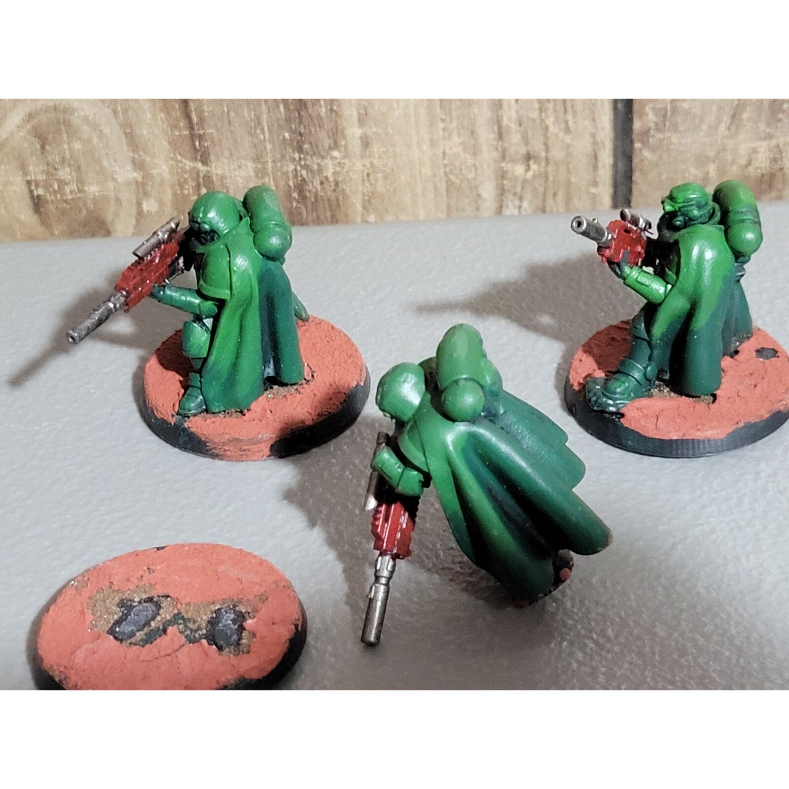 A18335 WARHAMMER 40K SPACE MARINES PRIMED DARK ANGELS ELIMINATORS MAG BASE