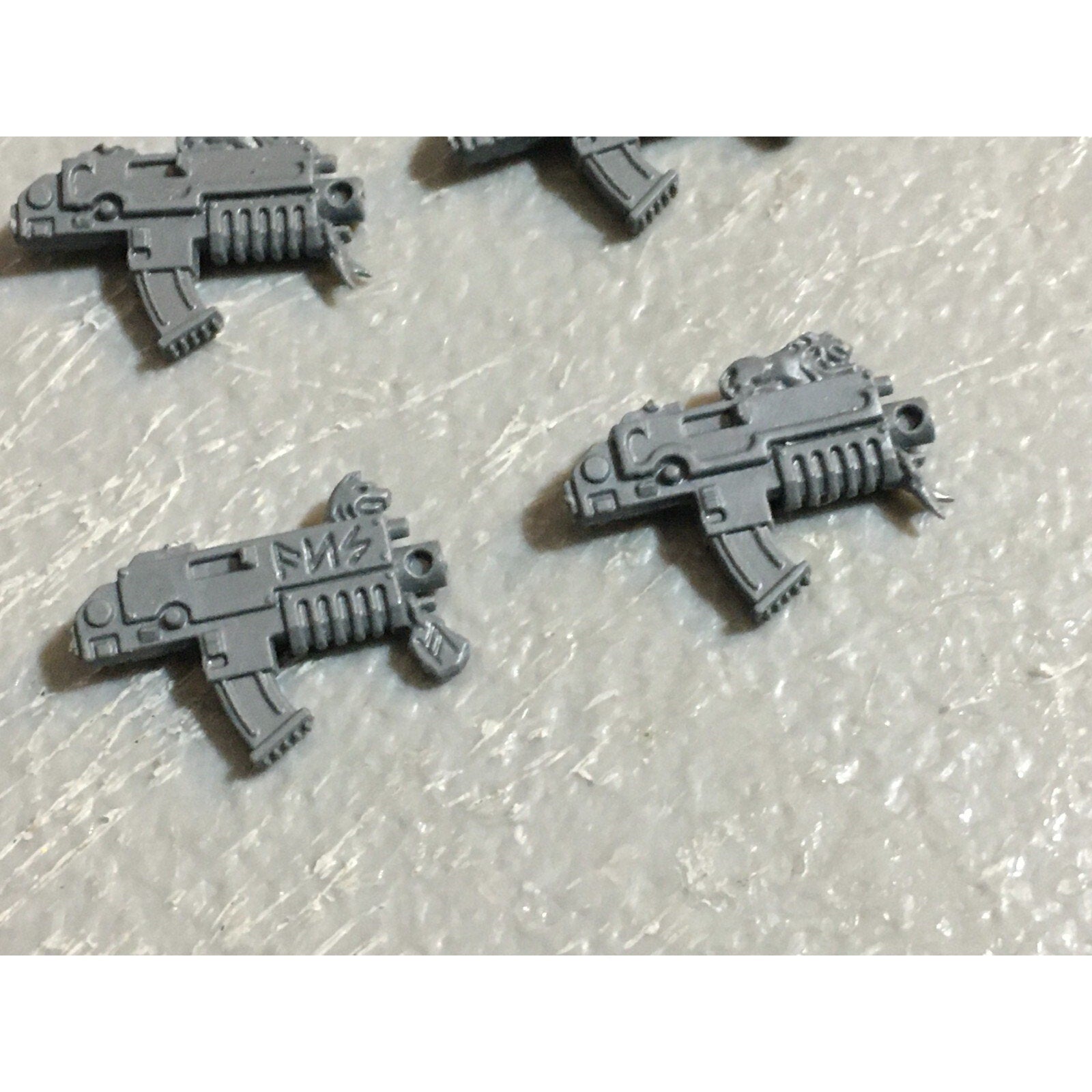 A22991 WARHAMMER 40K SPACE MARINES WOLVES BITS LOT BOLTERS GW