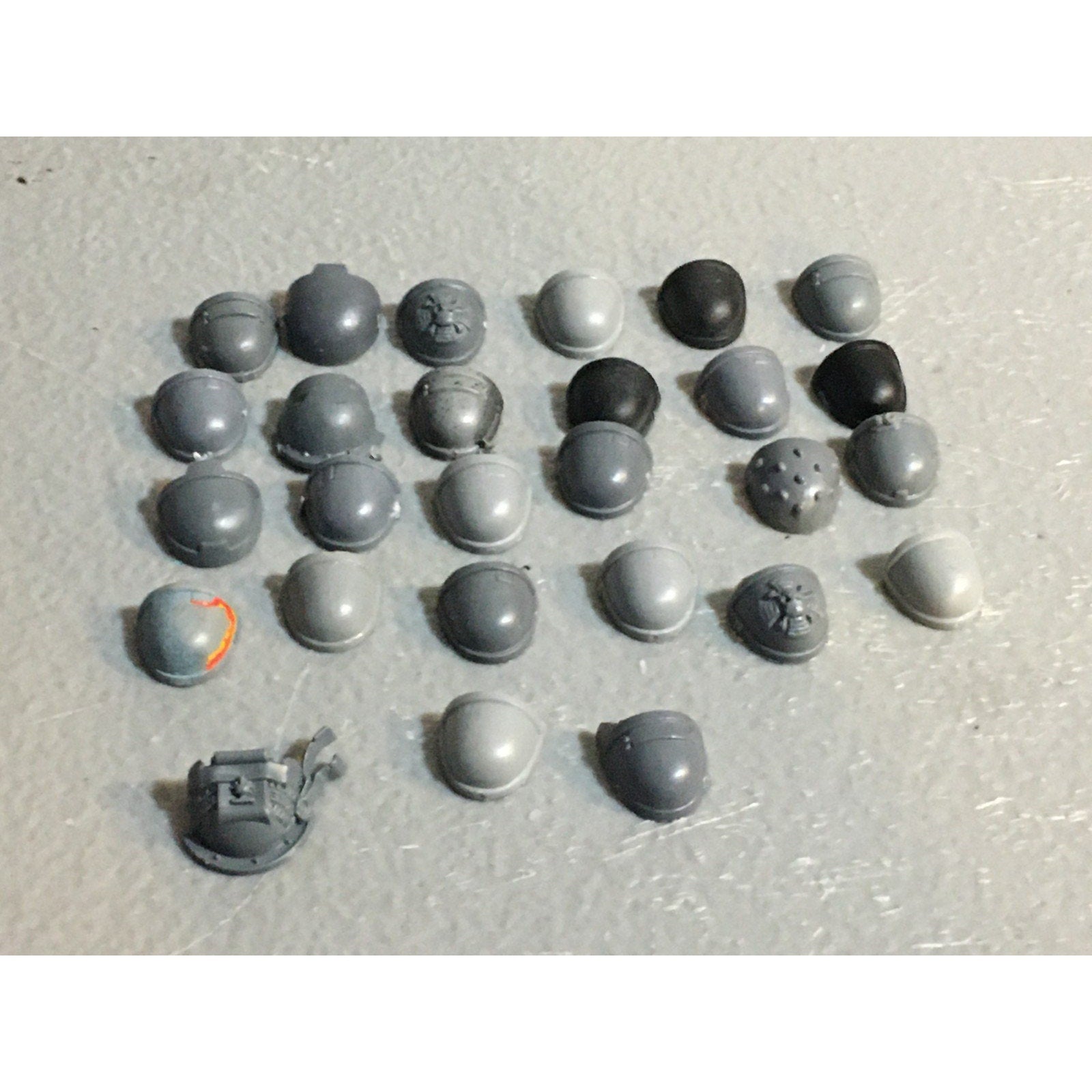 A32193 WARHAMMER 40K SPACE MARINES BITS LOT SHOULDER PADS GW