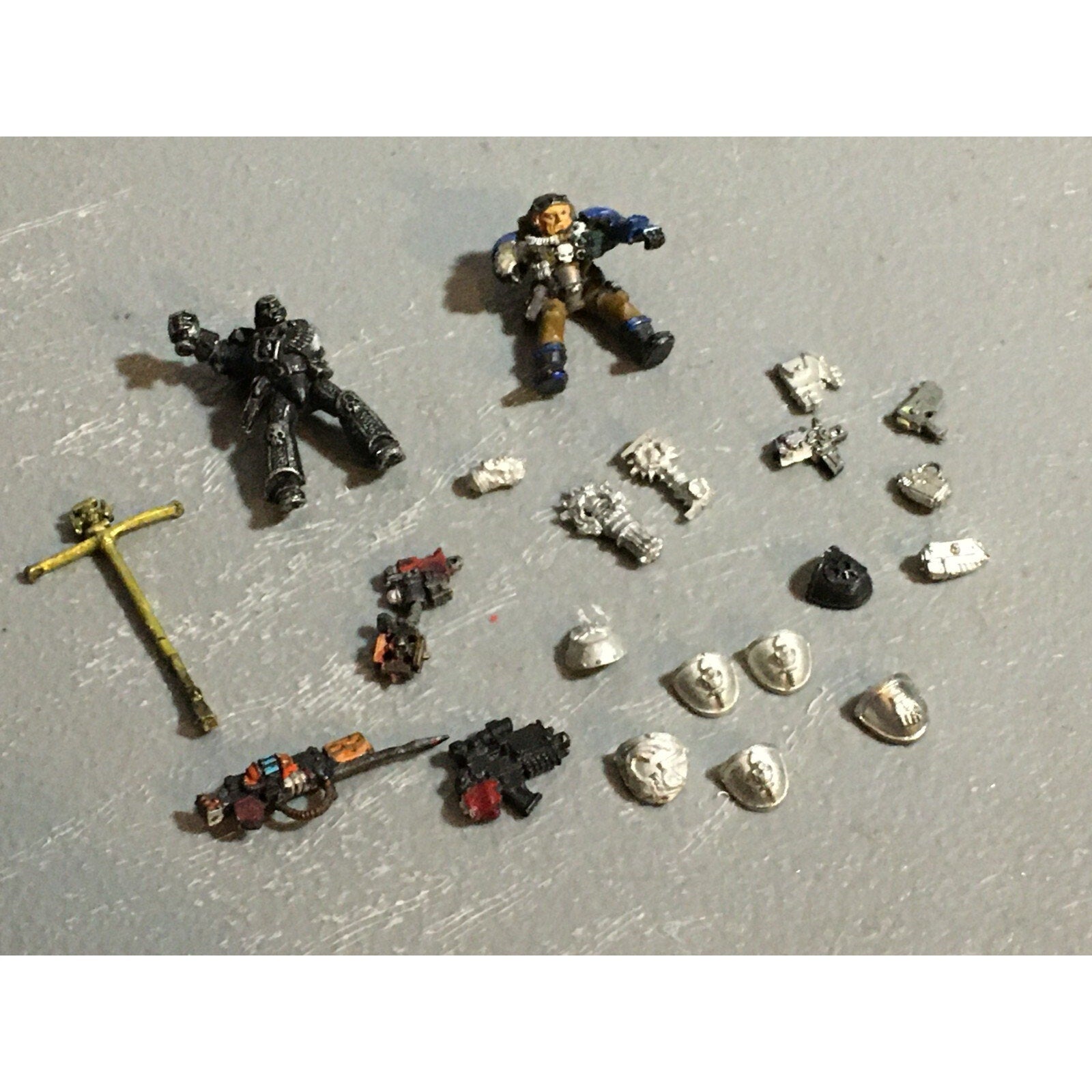A21117 WARHAMMER 40K SPACE MARINES METAL OOP BITS LOT SHOULDER SCOUT CHAPLAIN