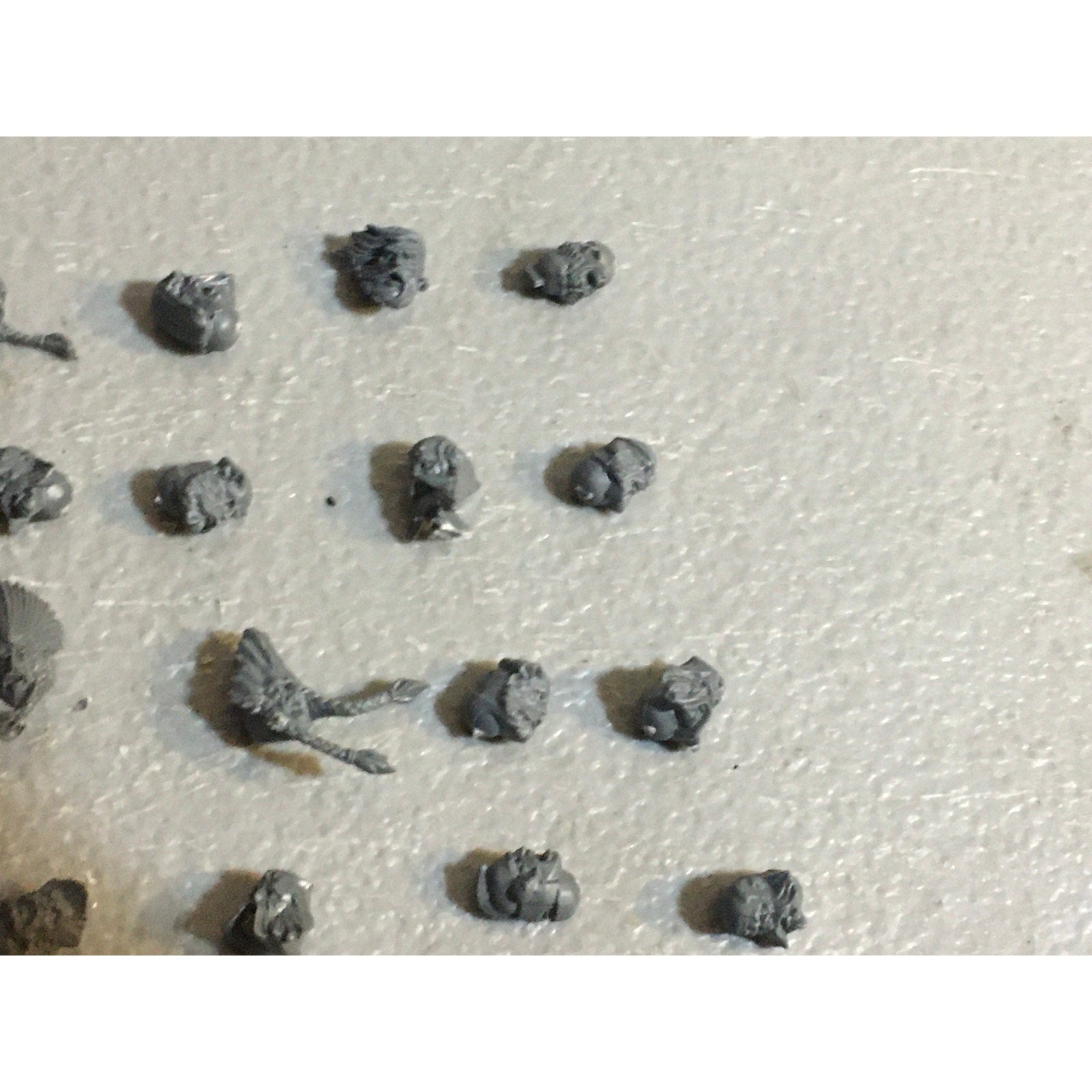 A31433 WARHAMMER 40K SPACE MARINES WOLVES BITS LOT HEADS GREY BLOOD GW