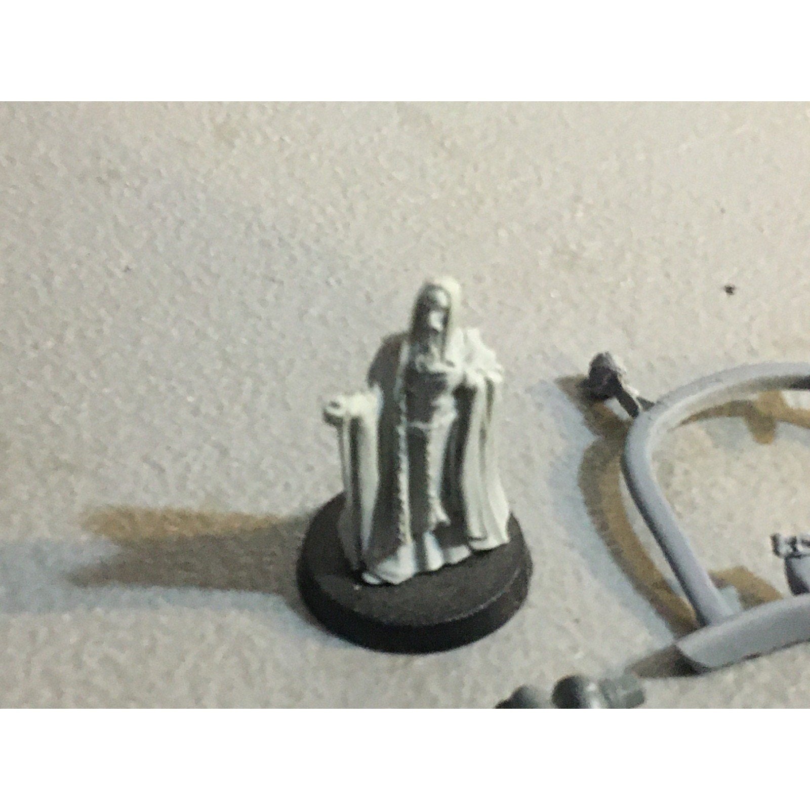 A32587 UNKNOWN PLASTIC MINIATURES BITS LOT SPACE SOLDIER MECH FEET ELF HEADS