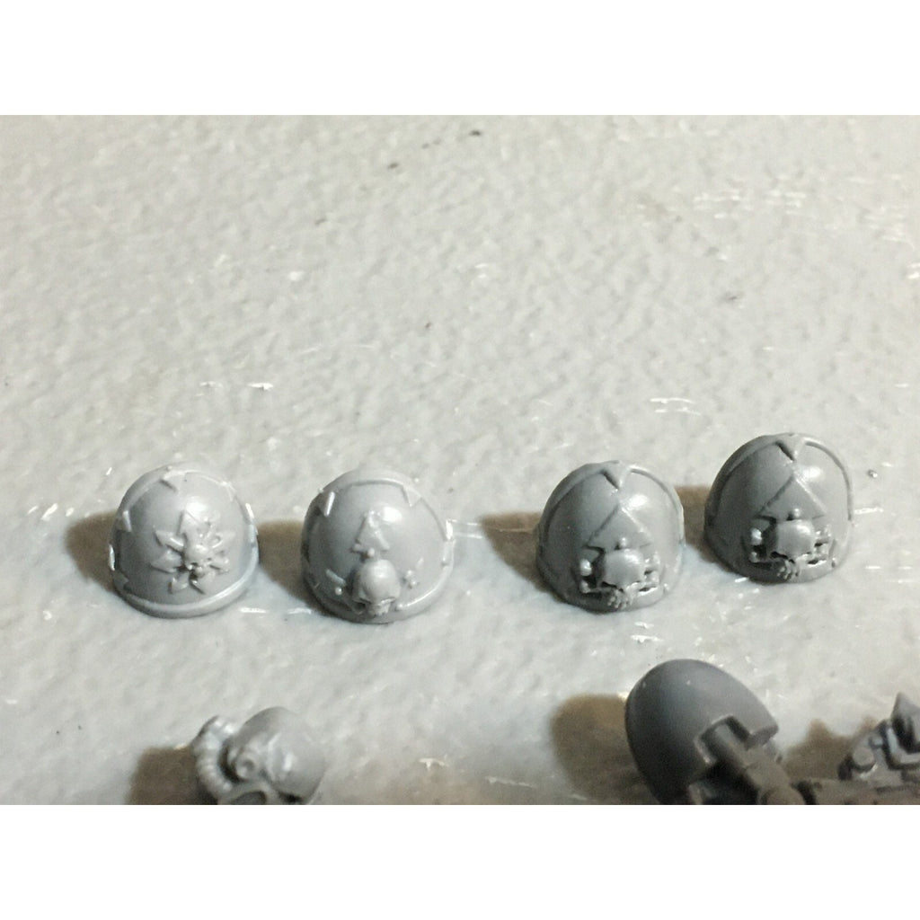 A23042 WARHAMMER 40K CHAOS SPACE MARINES BITS LOT MIXED ARMS GAMES WORKSHOP GW