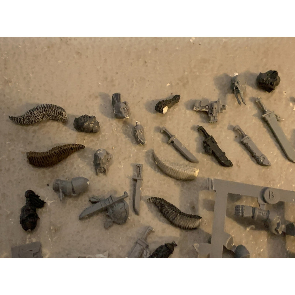 A23325 WARHAMMER 40K SPACE MARINES BITS LOT SPACE WOLVES HEADS TAILS KNIVES GW