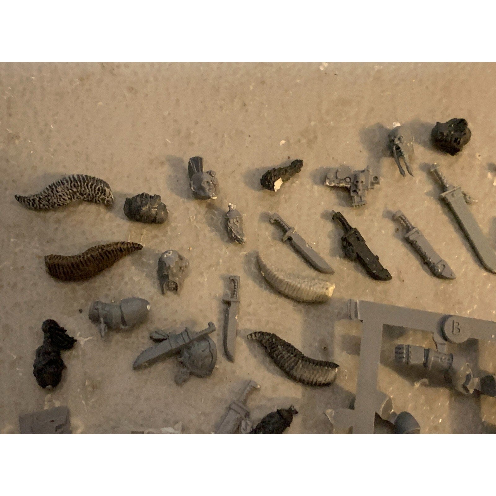 A23325 WARHAMMER 40K SPACE MARINES BITS LOT SPACE WOLVES HEADS TAILS KNIVES GW