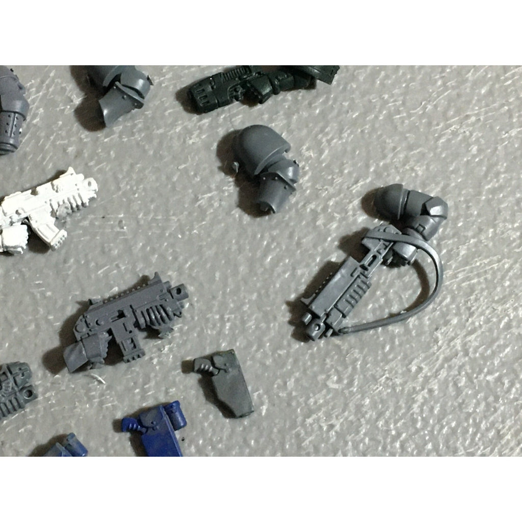 A22267 WARHAMMER 40K SPACE MARINES BITS LOT BOLTERS ARMS GAMES WORKSHOP GW