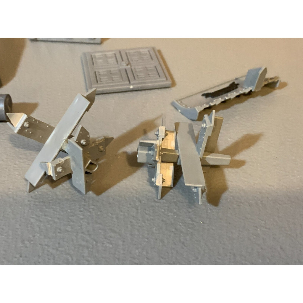 A23059 WARHAMMER 40K TERRAIN BITS LOT BARRICADES BARREL