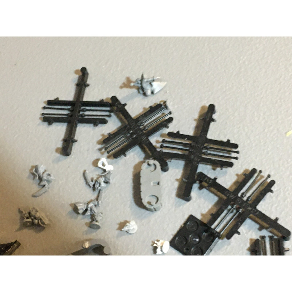 A23527 EPIC 40K BITS LOT INCOMPLETE SOME METAL WARMASTER W MOVEMENT STICKS