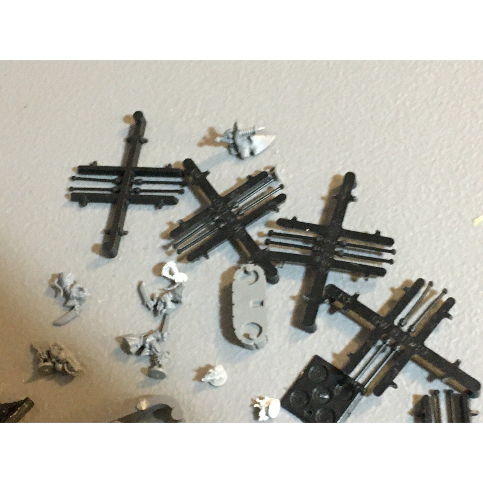 A23527 EPIC 40K BITS LOT INCOMPLETE SOME METAL WARMASTER W MOVEMENT STICKS
