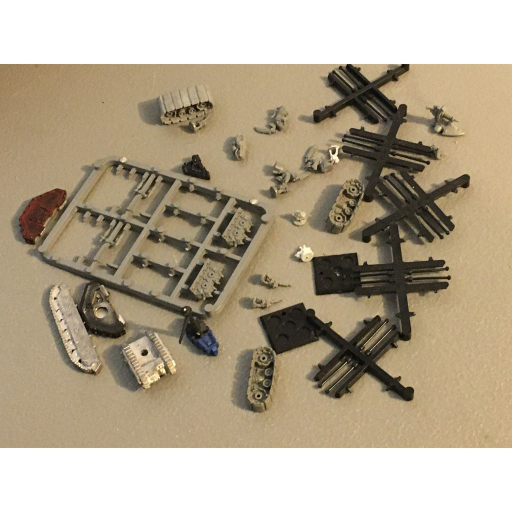 A23527 EPIC 40K BITS LOT INCOMPLETE SOME METAL WARMASTER W MOVEMENT STICKS