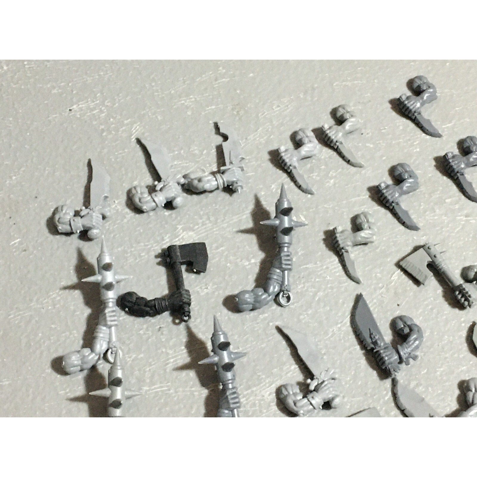 A22610 WARHAMMER FANTASY ORCS & GOBLINS BITS LOT ORC BOYZ HAND WEAPONS GW