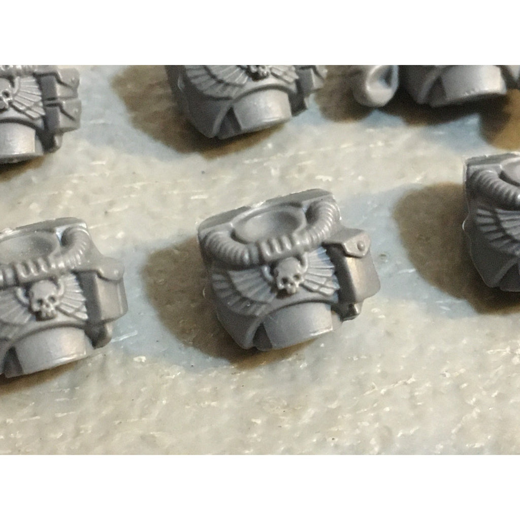 A33846 WARHAMMER 40K SPACE MARINES BITS LOT SCOUTS TORSO CHEST GW