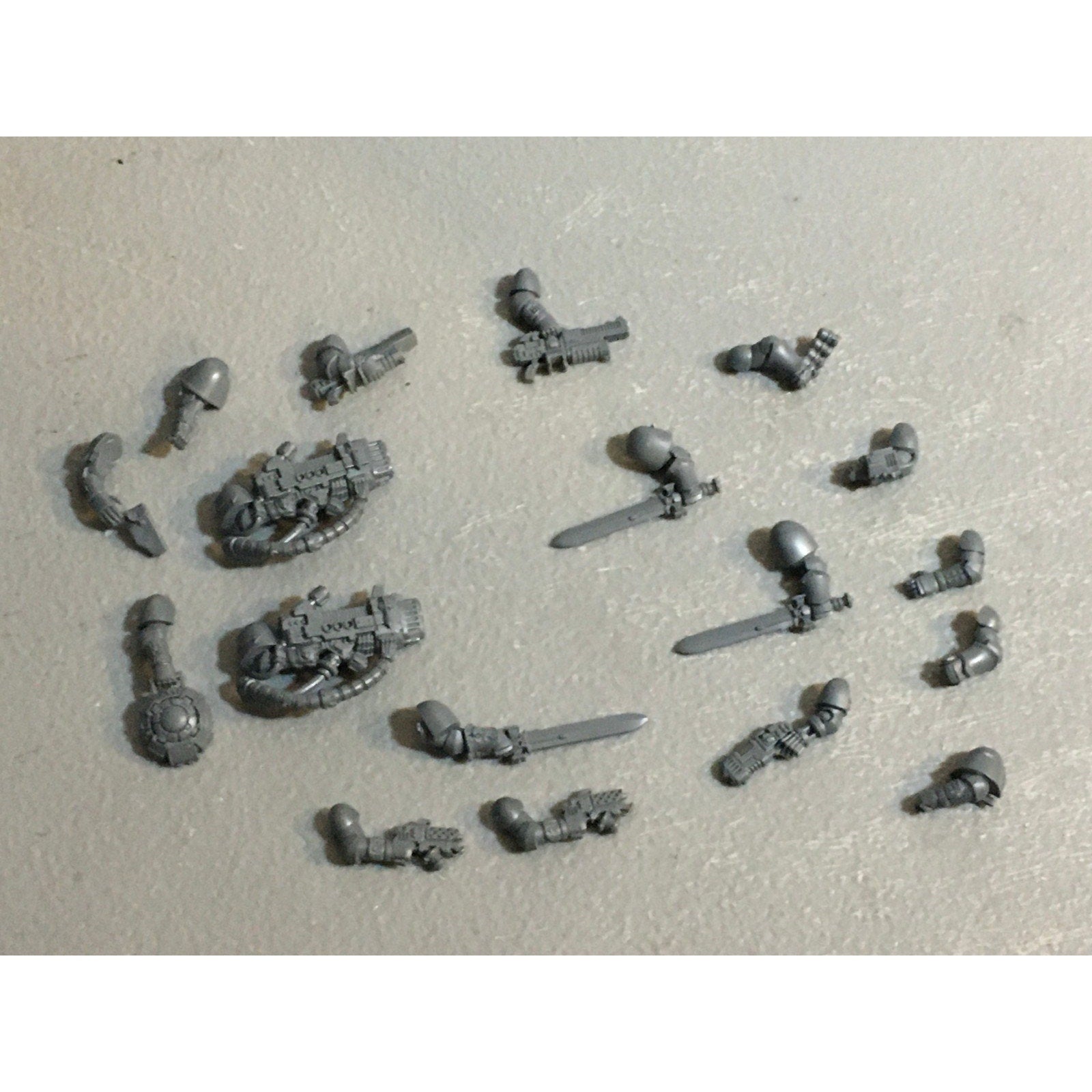 A29392 WARHAMMER 40K SPACE MARINES PRIMARIS BITS LOT ARMS PISTOL HEAVY SWORD GW