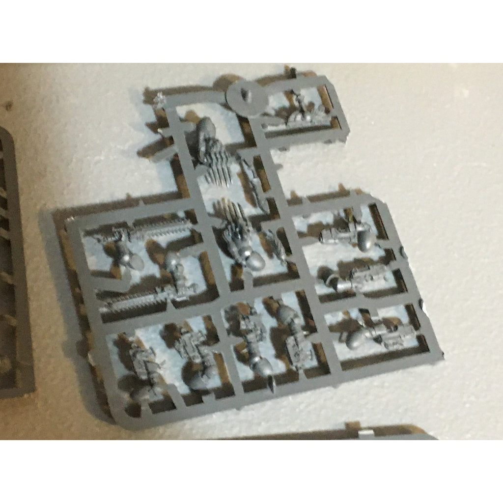 A33676 WARHAMMER 40K SPACE MARINES WOLVES BITS ON SPRUE LOT FIRSTBORN GW