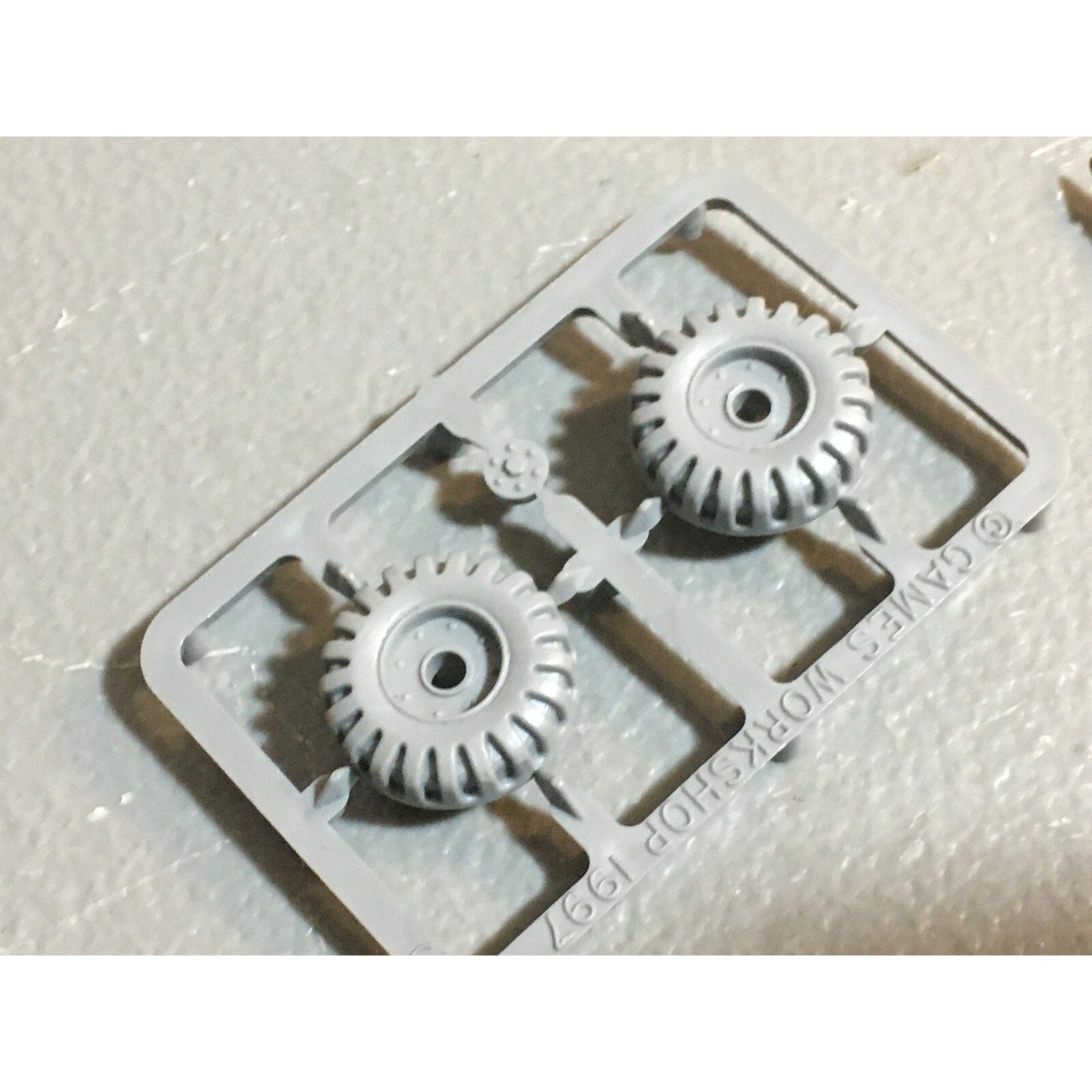 A18517 WARHAMMER 40K SPACE MARINES VEHICLE BITS & CAPTAIN MISS SWORD HAND GW