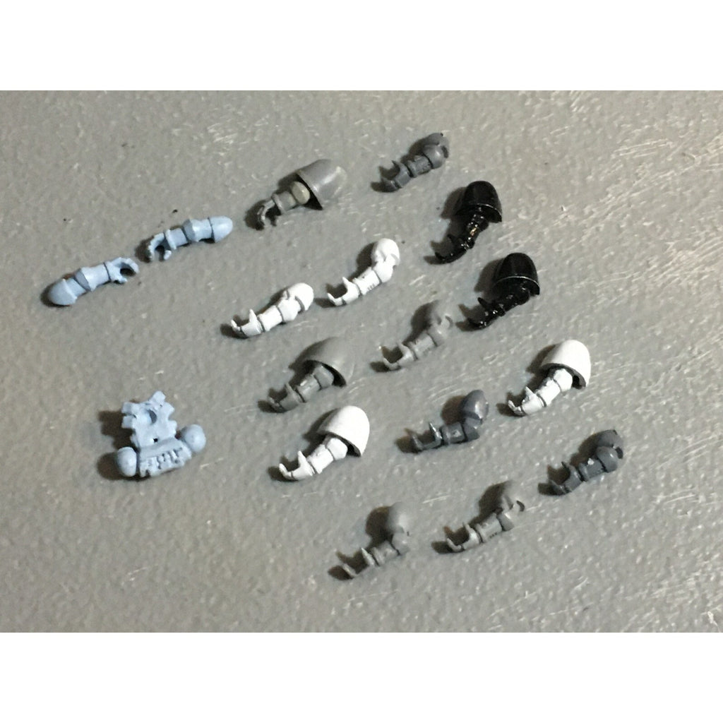 A22963 WARHAMMER 40K SPACE MARINES BITS LOT ARMS GAMES WORKSHOP GW