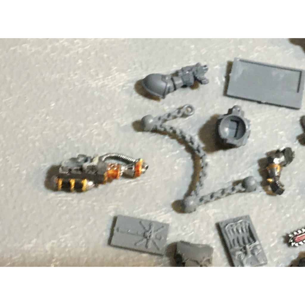 A24521 WARHAMMER 40K CHAOS SPACE MARINES BITS LOT TANK PLATES ARMS CHAINS GW